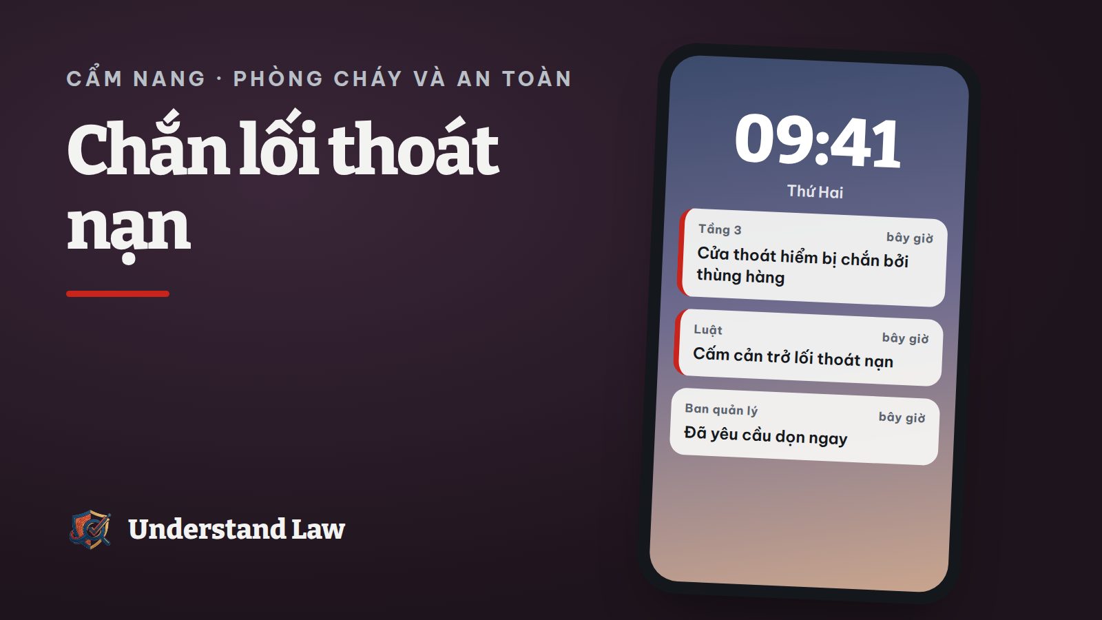 Cửa thoát hiểm bị chắn bởi chồng thùng hàng