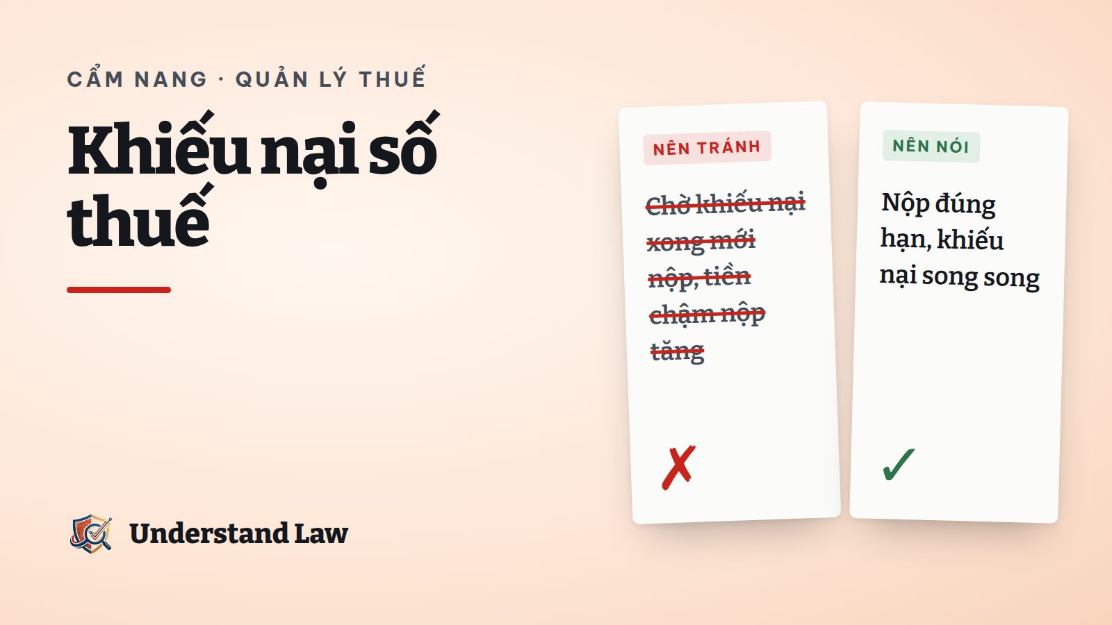 Phong bì thông báo thuế đặt cạnh lá đơn khiếu nại