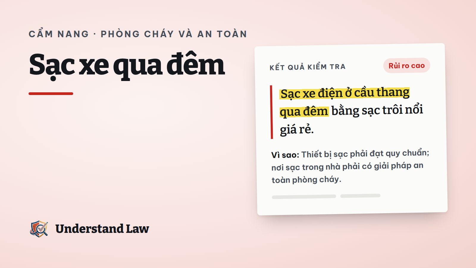 Xe máy điện đang sạc ở góc nhà cạnh bình chữa cháy