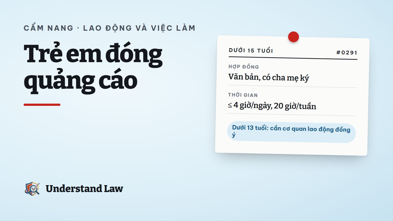 Em bé đứng trước máy quay với chiếc đồng hồ 4 giờ