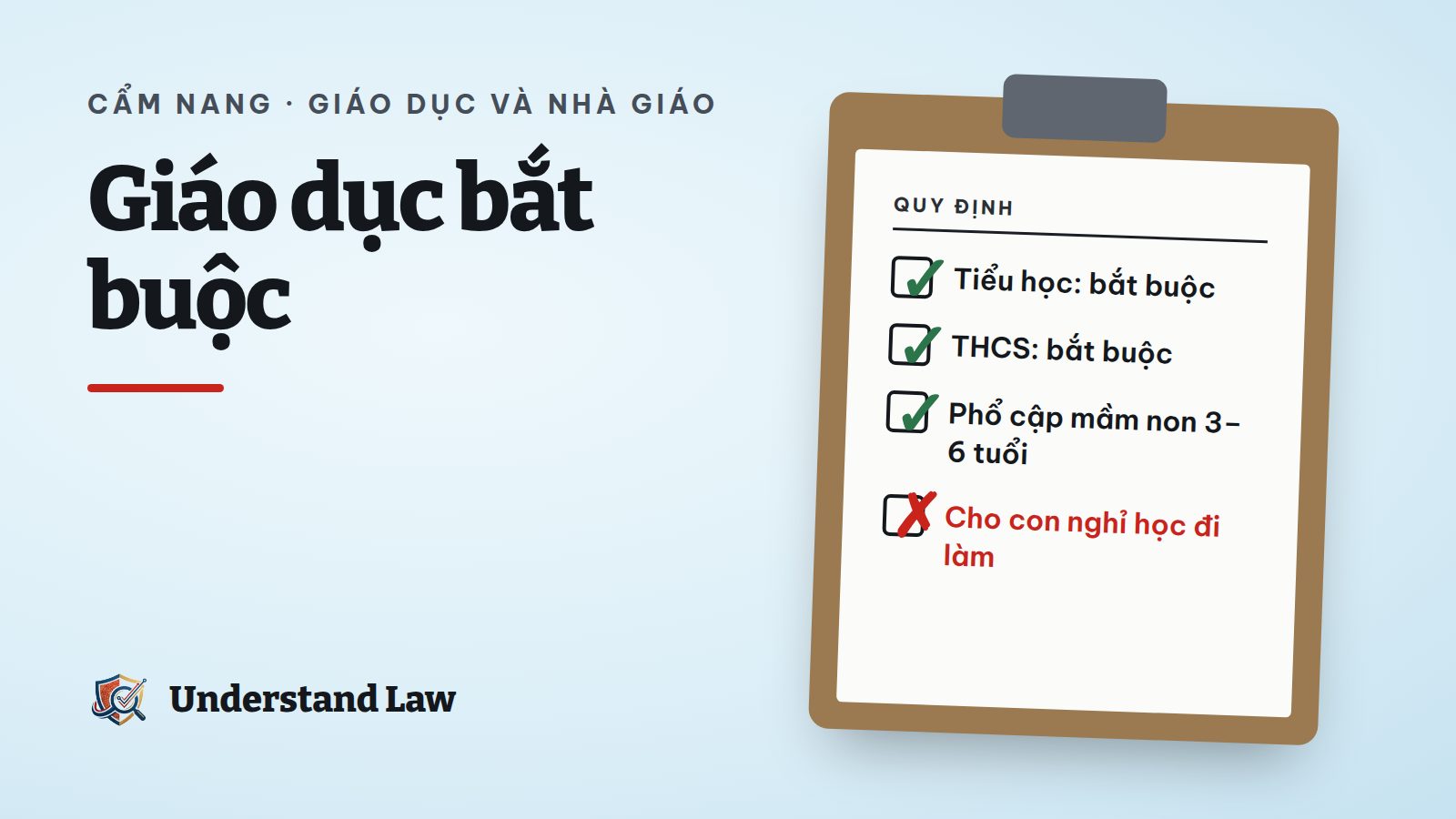 Em nhỏ đeo cặp sách bước vào cổng trường cùng bố mẹ