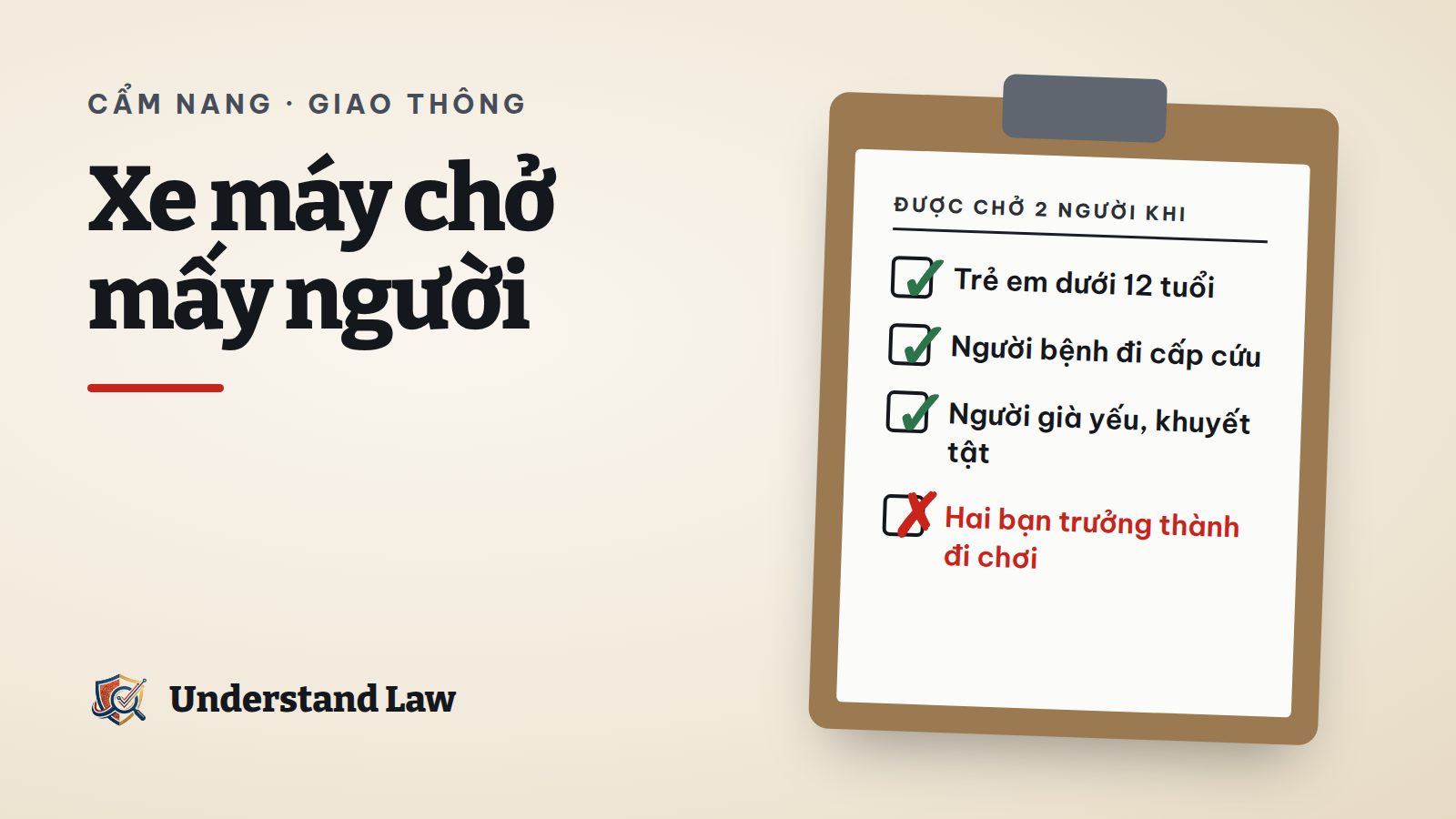 Xe máy chở người lớn và hai em nhỏ đội mũ bảo hiểm